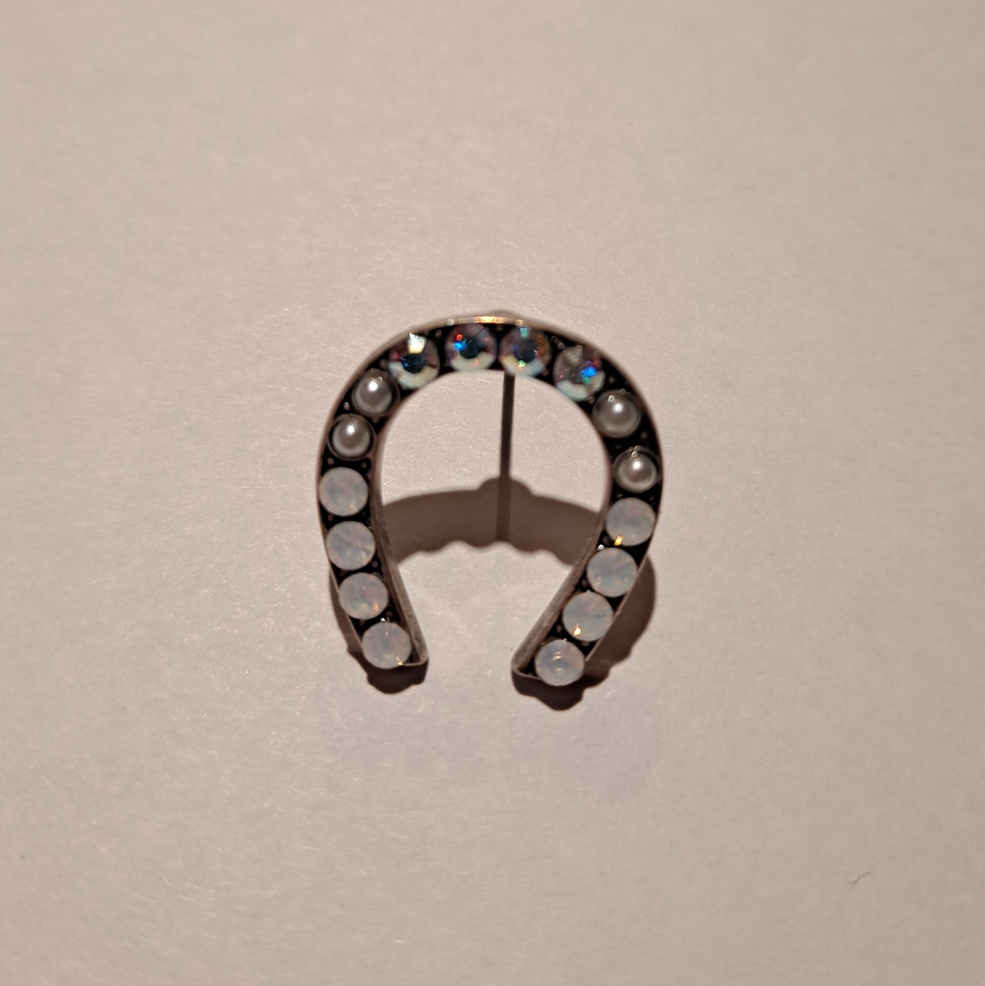 Mariana Hevosenkenkä korvakorut Valkoinen