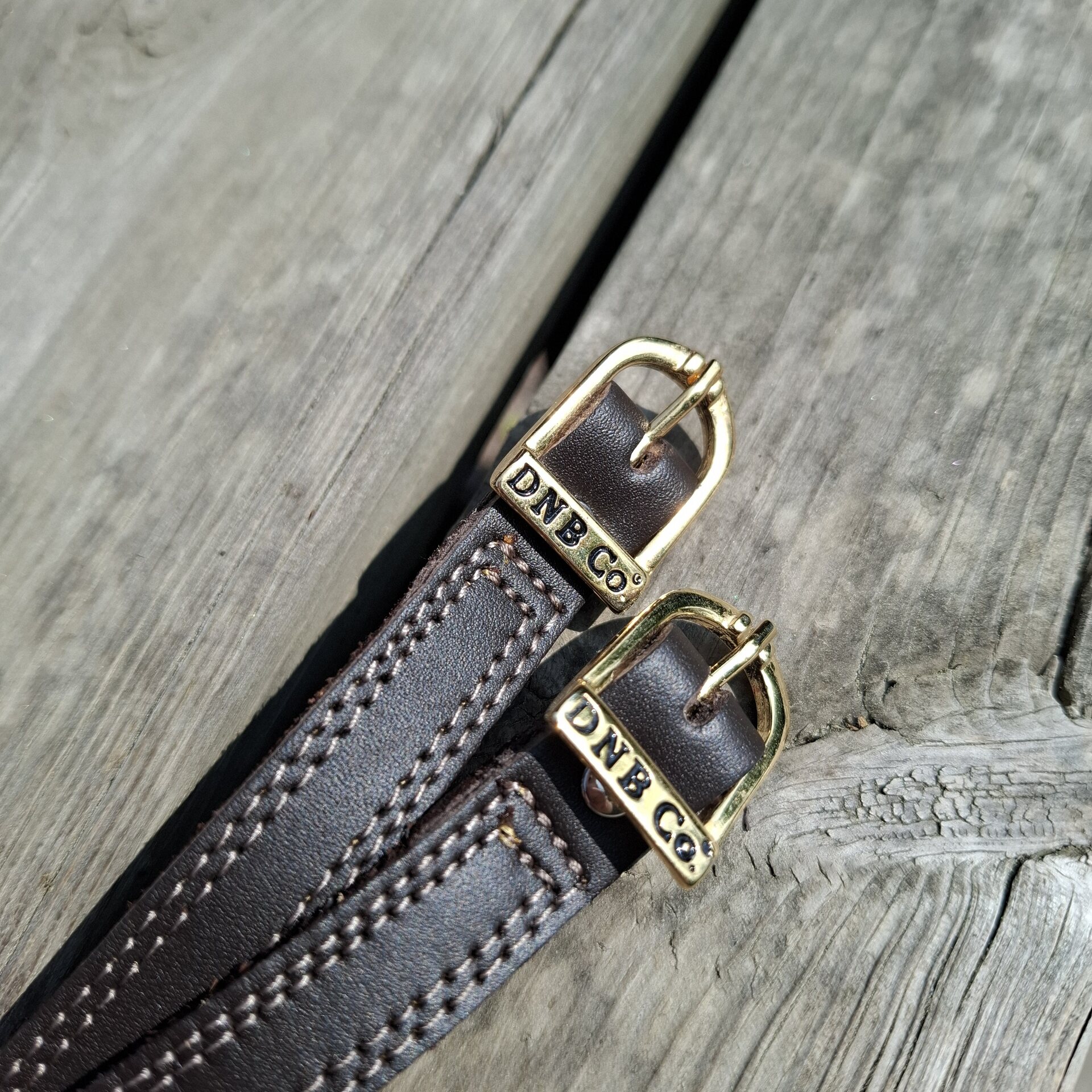 DeNiro Wrat Calfskin kannusremmit Caffe (kultaiset helat)