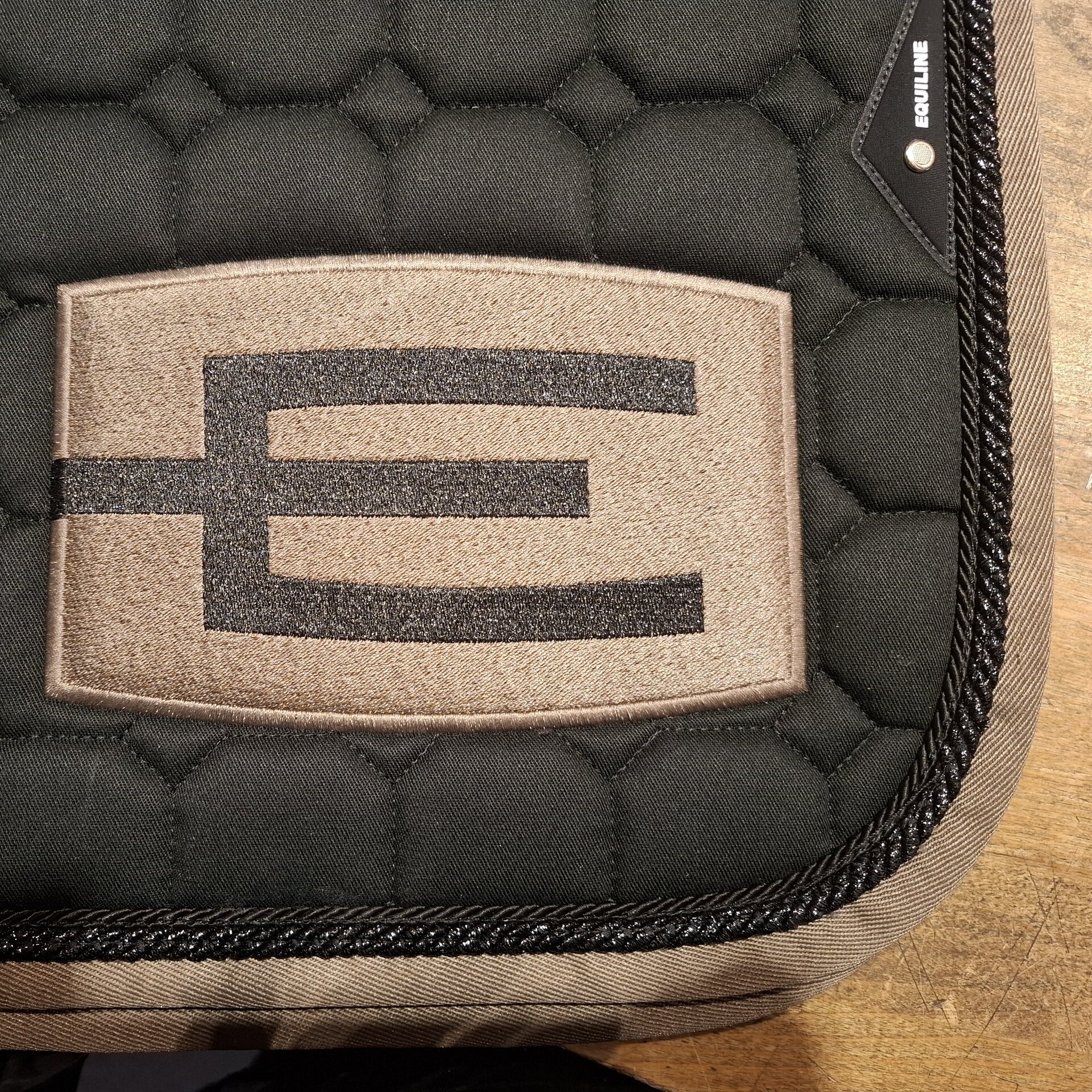 Equiline Octagon E-logo Glitter satulahuopa 2-nyörillä Musta/Cappucino