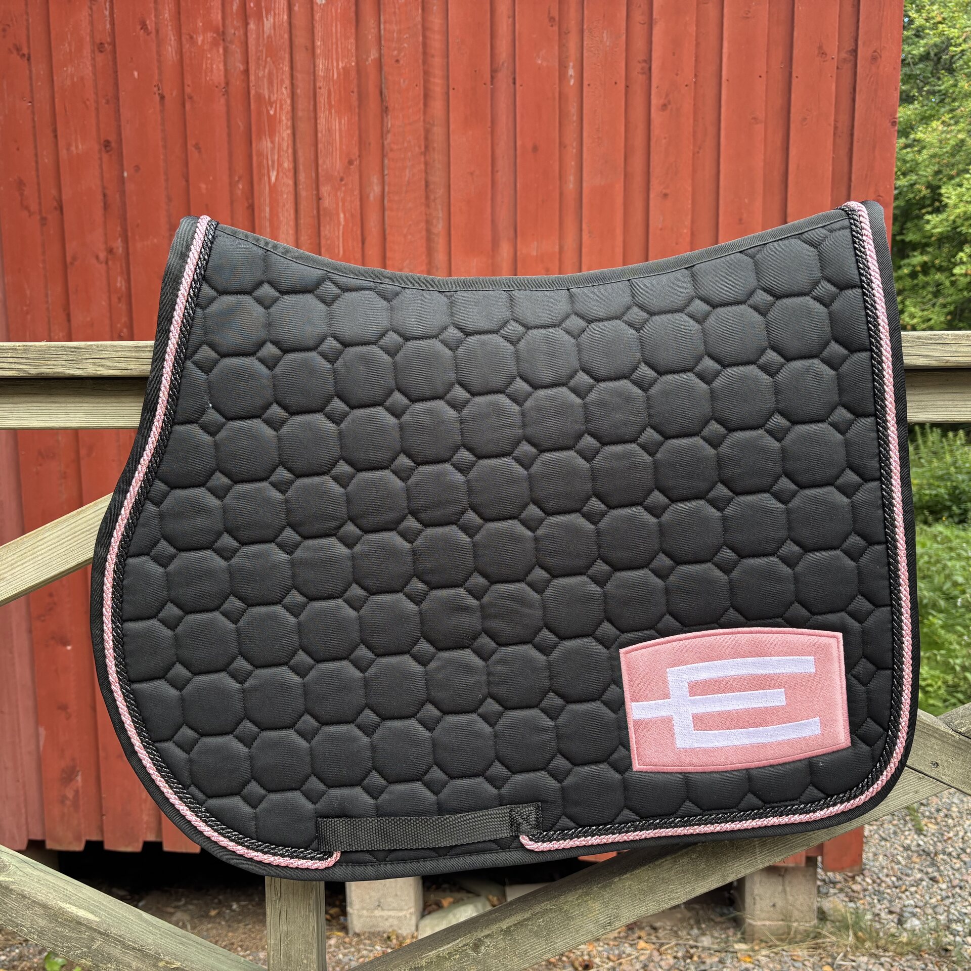 Equiline Octagon E-logo satulahuopa 2-nyörillä Musta/Old Rose