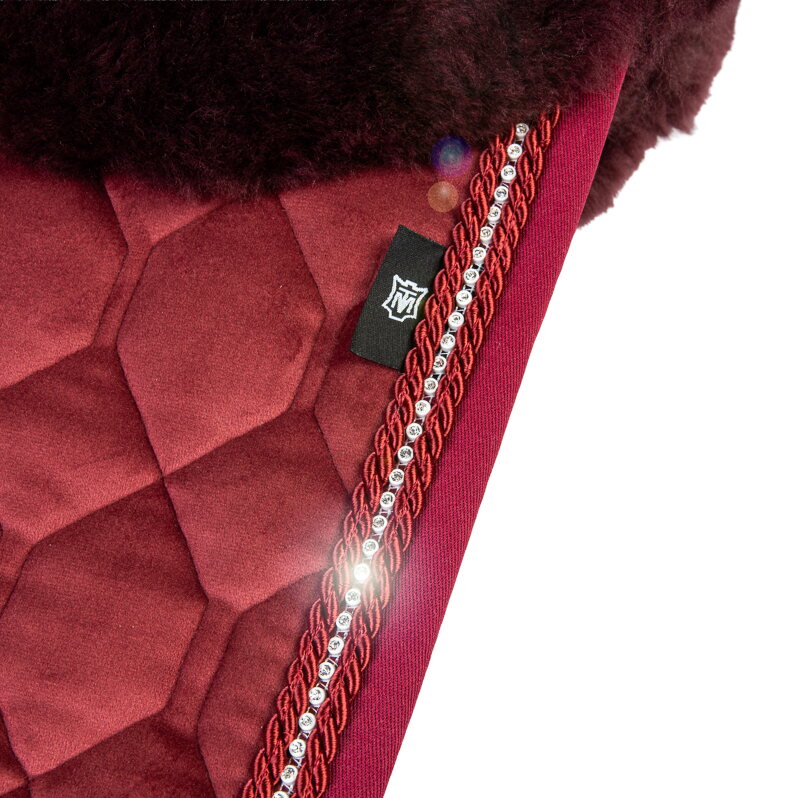 Mattes AW26 Velvet Crystal satulahuopa lampaankarvalla Ruby Red