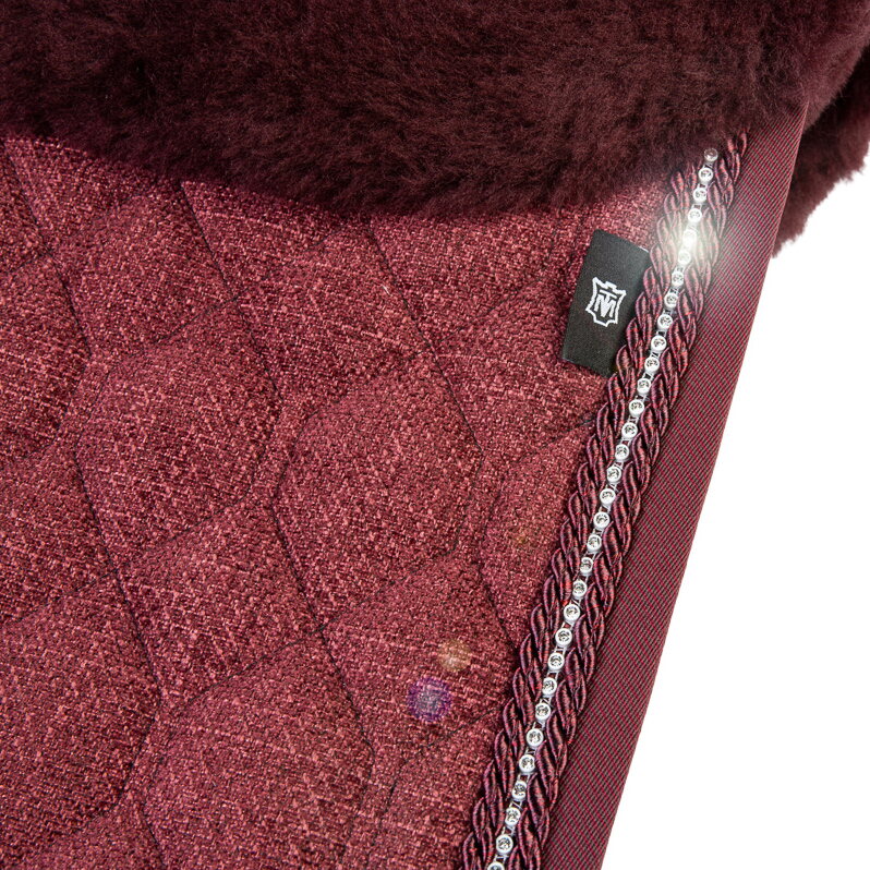 Mattes AW26 Gimora Crystal satulahuopa lampaankarvalla Ruby Red