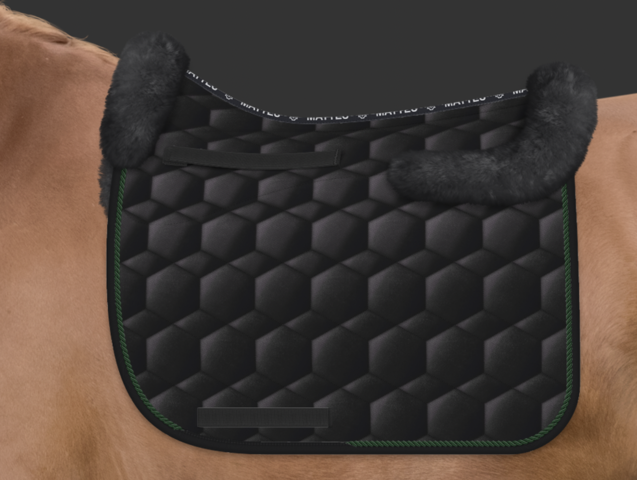 Mattes Sheen lampaankarvasatulahuopa Musta/Tummanvihreä