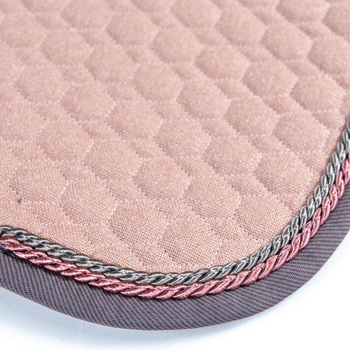 Mattes SS24 Hygge satulahuopa lampaankarvalla Pieni ruutu