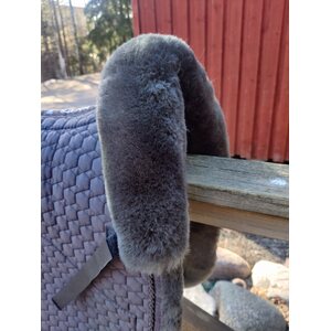 Mattes Lampaankarvasatulahuopa karvareunuksella