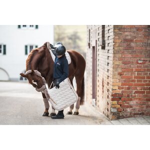 Mattes SS24 Hygge satulahuopa lampaankarvalla